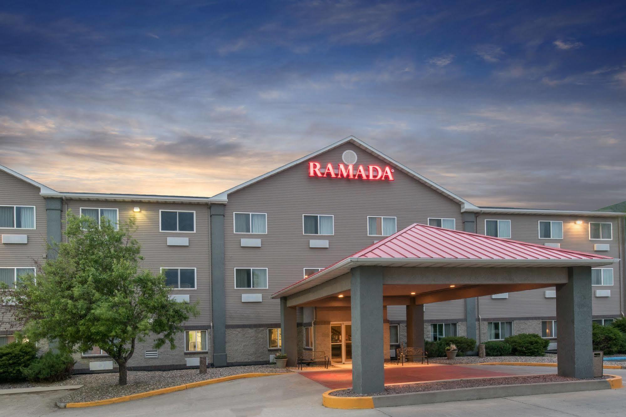 Ramada Limited Bismarck Hotel Exterior photo