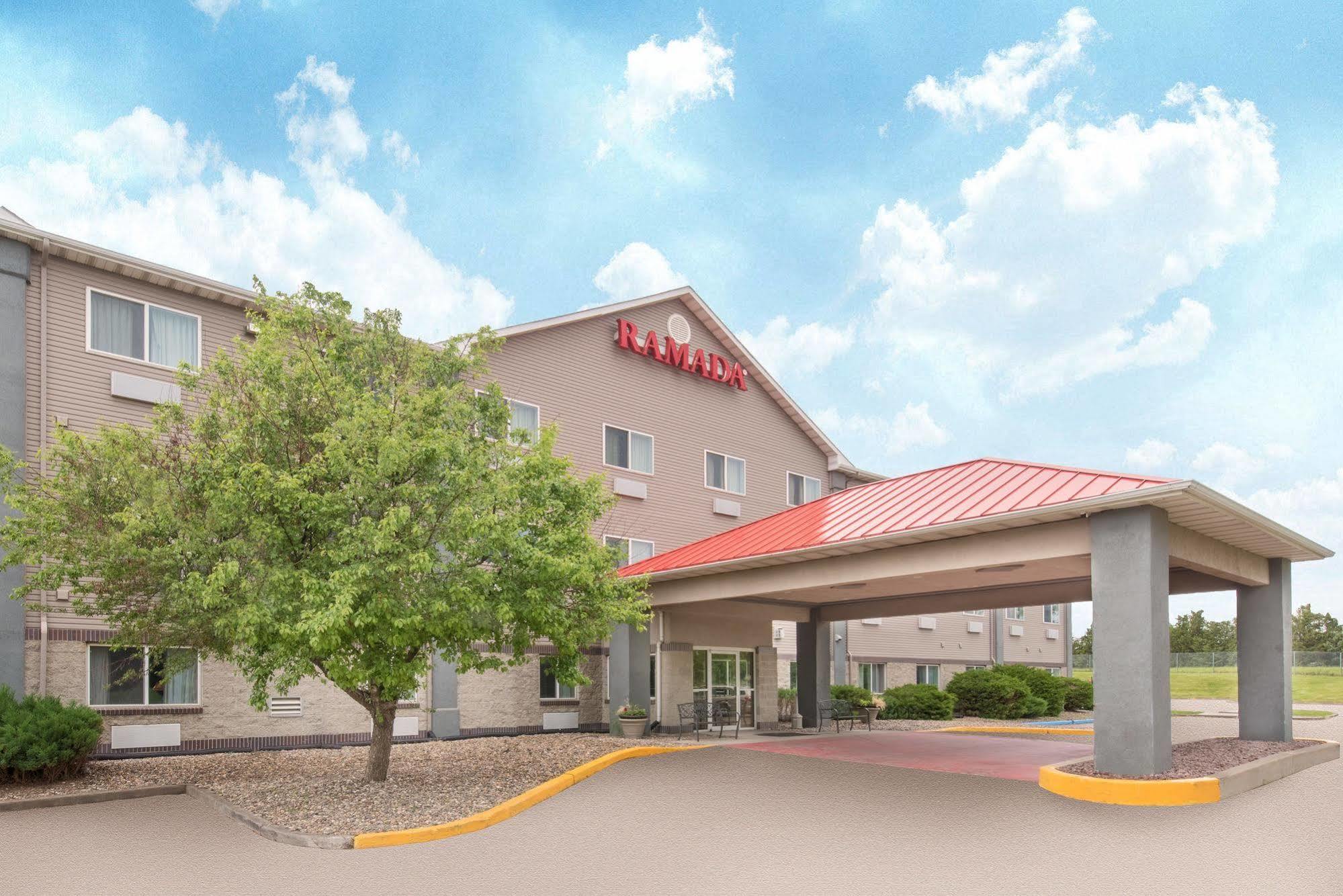 Ramada Limited Bismarck Hotel Exterior photo